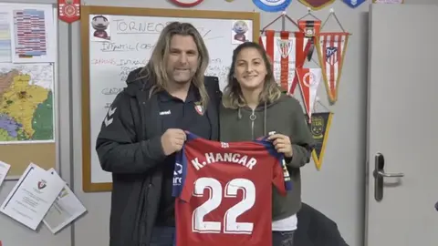 La jugadora turca ya conoce a sus nuevas compañeras en Tajonar. CA Osasuna.
