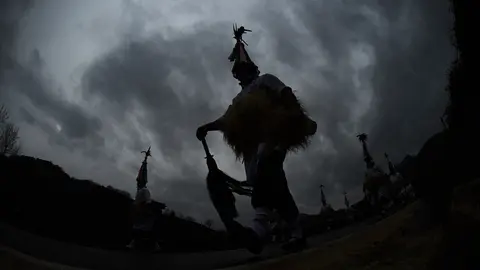 Los Joaldunak de Ituren recorren las calles del pueblo durante los carnavales. MIGUEL OSÉS