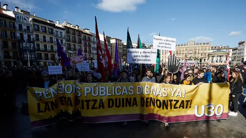 Manifestación en Pamplona por la huelga general convocada por ELA, LAB ESK, CNT, STEILAS, EHNE, HIRU y Etxalde, junto a diversos colectivos. IÑIGO ALZUGARAY