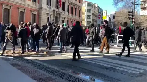 Momento en el que se han producido incidentes entre manifestantes y la policía, cuando han roto bloques de hormigón de una obra para lanzar trozos a los agentes. NAVARRA.COM