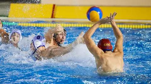 El Waterpolo Navarra se enfrenta al Waterpolo Cataluña en las piscinas Amaya. MIGUEL OSÉS