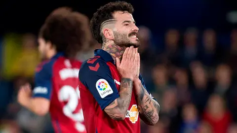 El centrocampista de Osasuna Rubén García se lamenta tras una ocasión fallada ante el Villarreal, durante el partido de Liga en Primera División que disputan este domingo en el estadio de La Cerámica. EFE/Domenech Castelló