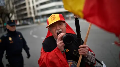 Los responsables de la Asociación JUSAPOL, la Asociación de Guardias Civiles JUCIL y del sindicato policial JUPOL participan en una concentración frenta a delegación de gobierno en Pamplona. MIGUEL OSÉS