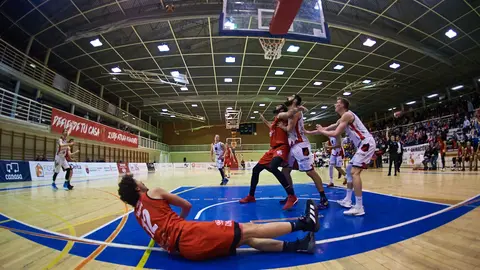 Partido entre el Basket Navarra y el Zamora en el polideportivo Arrosadía. MIGUEL OSÉS
