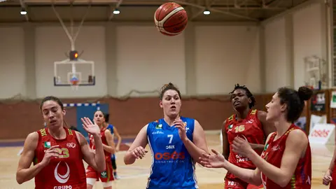 Partido entre el Ardoi femenino y el Basket Granada jugado en el polideportivo de Zizur Mayor. MIGUEL OSÉS