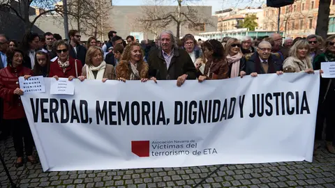 Acto con motivo del Día de la Memoria de las víctimas de ETA celebrado en la plaza del Baluarte. MIGUEL OSÉS