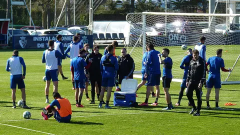Los jugadores de Osasuna se toman un descanso en Tajonar. Navarra.com