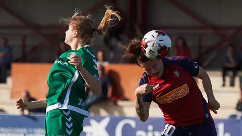 Osasuna femenino se enfrenta a Pozuelo en las instalaciones de Tajonar. MIGUEL OSÉS