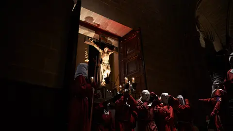 Los pamploneses arropan el traslado del Cristo Alzado desde los locales de la Hermandad de la Pasión hasta la Catedral durante el miercoles de ceniza. MIGUEL OSÉS