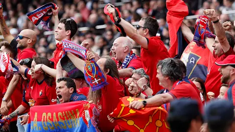 Aficionados del Osasuna celebran el segundo gol de su equipo ante el Sevilla durante el partido de Liga de Primera División disputado este domingo en el estadio Sánchez Pizjuán. EFE/José Manuel Vidal