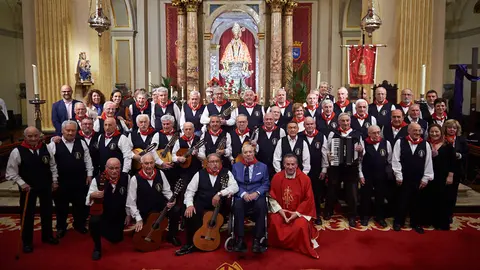 La tercera misa de la escalera de San Fermín 2020 rinde homenaje a los Auroros de Santa María la Real, que este año cumplen 75 años de vida. MIGUEL OSÉS