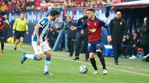 Kike Barja en el partido entre Osasuna y RCD Espanyol correspondiente a la jornada 27 jugado en El Sadar de Pamplona. MIGUEL OSÉS