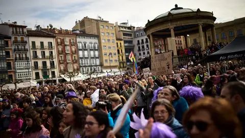 Miles de mujeres se manifiestan por las calles de Pamplona con motivo del Día de la Mujer el 8M. PABLO VIDAL