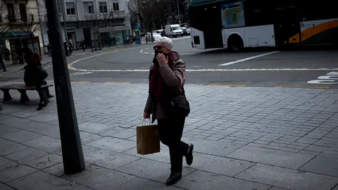 Una mujer se taba la boca y la nariz con una bufanda para evitar el riesgo de contagio. PABLO LASAOSA