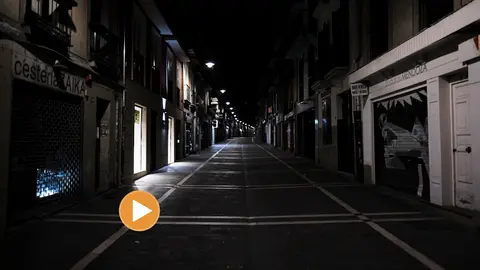 La calle Estafeta sin gente este sábado por la noche tras declararse el Estado de Alerta por el Coronavirus. PABLO LASAOSA