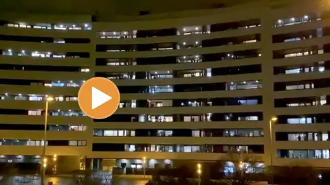 Vecinos de Ripagaina en Pamplona cantan la canción Resistiré durante el confinamiento por el coronavirus