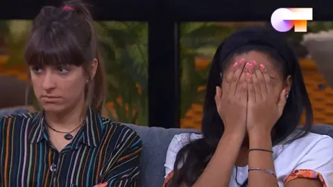 La navarra Maialen Gurbindo y su compañera Nia al enterarse de la suspensión del programa OPERACION TRIUNFO