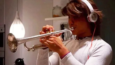 El joven pamplonés Iñaki Medina Peralta, que se ha hecho viral al salir a tocar al balcón a tocar la trompeta para sus vecinos. CEDIDA