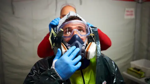 La ONG SAR junto a Policía Municipal de Pamplona desinfectan trajes y coches tras realizar actuaciones por el coronavirus. PABLO LASAOSA