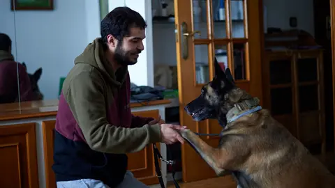 El adiestrador canino Pablo Vicente junto a su perro Jare haciendo un ejercicio en casa. MIGUEL OSÉS