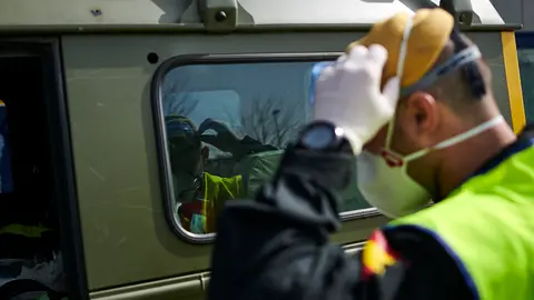 La UME (Unidad Militar de Emergencias) del Ejército de España limpia la oficina de extanjería de Pamplona. PABLO LASAOSA