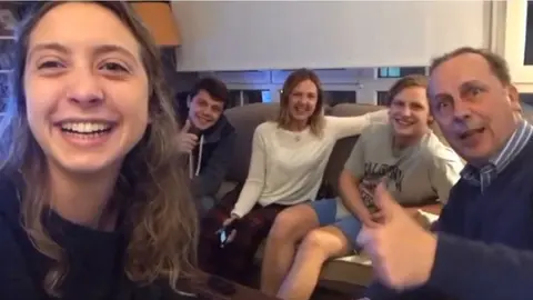 Estudiantes de enfermería de la UN apoyan a los sanitarios navarros. Youtube.