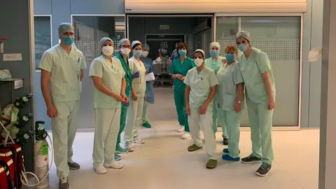 Personal sanitario se despide del primer paciente con coronavirus que sale de la UCI en el CHN GOBIERNO DE NAVARRA