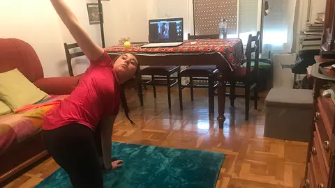 Marta Zuza realizando ejercicios físicos en su casa. Cedida.