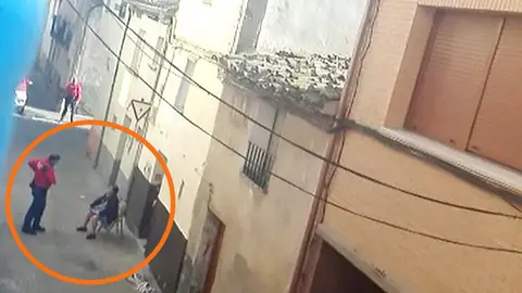 La anciana durante la intervención de la Policía Foral en Villafranca. TWITTER