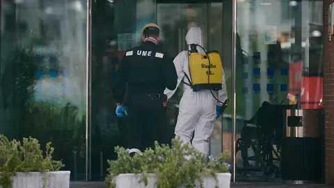 La UME (Unidad Militar de Emergencias) desinfecta la residencia de ancianos de Mutilva durante la crisis del coronavirus. PABLO LASAOSA