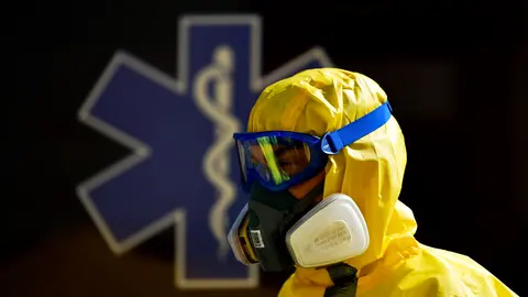Miembros de la DYA desinfectan las ambulancias, EPIs y mascarillas de los sanitarios que lo necesiten durante la crisis del coronavirus. PABLO LASAOSA