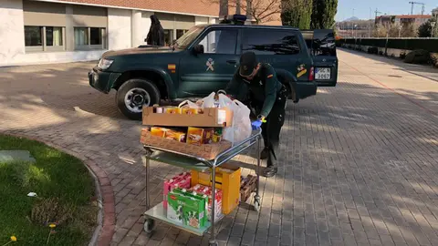 Entrega de alimentos a la residencia de las Hermanitas de los Pobres en Pamplona (2) GUARDIA CIVIL