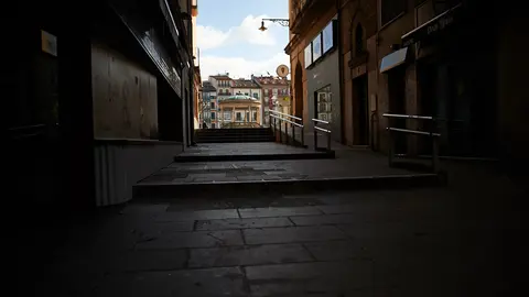 Las calles de Pamplona, tras el aumento en las restricciones del estado de alarma por el avance del coronavirus. MIGUEL OSÉS