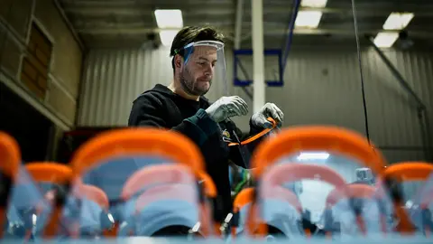 La empresa navarra Luminosos Arga fabrica pantallas de protección para personal sanitario y de residencias entre otros. PABLO LASAOSA