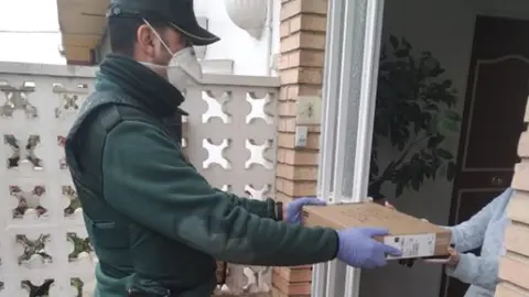 Entrega en Marcilla de material informático procedente de Tudela GUARDIA CIVIL