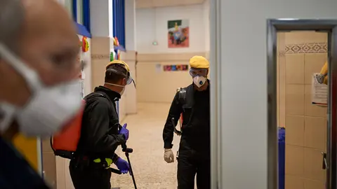 La UME (Unidad Militar de Emergencias) desinfecta residencias de mayores en Pamplona durante la crisis del coronavirus. MIGUEL OSÉS