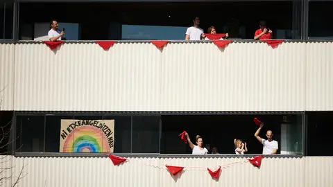 Los vecinos de Ripagaina celebran la “Escalerica” de San Fermín desde sus balcones durante el confinamiento por la crisis del coronavirus. PABLO LASAOSA