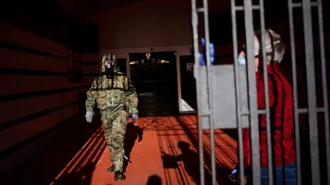 Un militar del regimiento América 66 del Ejército de España de Pamplona durante la desinfección del mercado del Segundo Ensanche durante la crisis del coronavirus. PABLO LASAOSA