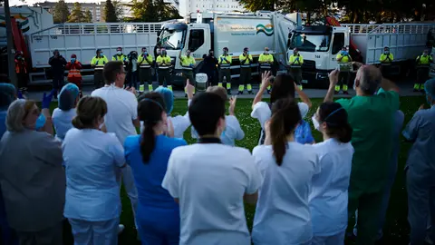 Personal de limpieza de la mancomunidad aplaude al personal sanitario en el Complejo Hospitalario de Navarra durante la crisis del coronavirus. PABLO LASAOSA