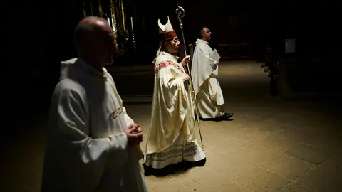 Celebración de la tradicional Misa de Jueves Santo en la Catedral de Pamplona a puerta cerrada por la crisis del coronavirus. PABLO LASAOSA