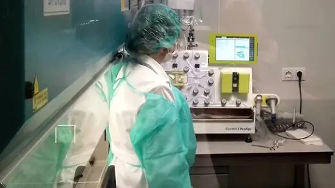 Personal médico durante una intervención quirúrgica. Europa Press.