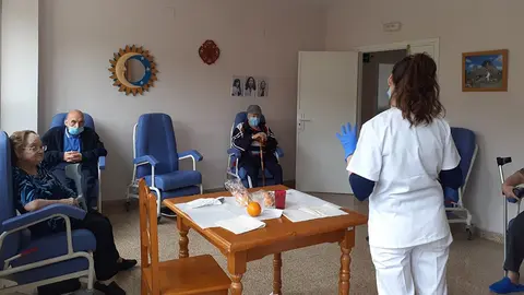 Los usuarios de la Residencia Provincial realizarán actividades de estimulación en grupos reducidos durante el confinamiento

Los usuarios de la Residencia Provincial realizarán actividades de estimulación en grupos reducidos durante el confinamiento


11/4/2020