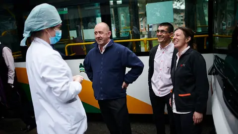 Aplauso por parte de los conductores de villavesas al personal sanitario en el Complejo Hospitalario de Navarra durante la crisis del coronavirus. PABLO LASAOSA
