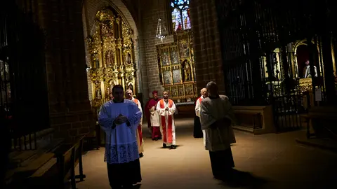 Celebración de la Misa de Viernes Santo en la Catedral de Pamplona, a puerta cerrada por la crisis del Coronavirus. PABLO LASAOSA