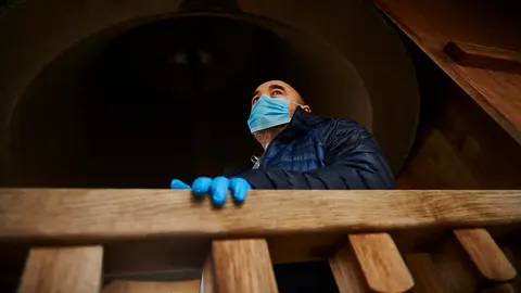 Pedro Ros es campanero desde hace 11 años. PABLO LASAOSA