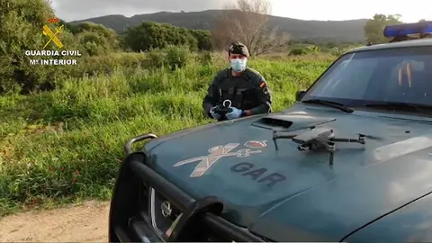 Un agente de la Guardia Civil pilota un dron para identificar personas que se saltan el confinamiento en Adiós. GUARDIA CIVIL