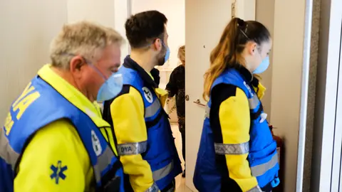 Miembros del area social de DYA abandonan el descansillo de una vivienda en la que acaban de entegar la compra. PABLO LASAOSA