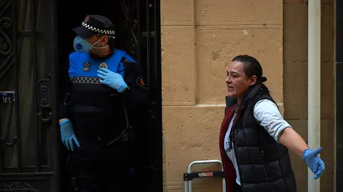 Desalojan un edificio ocupado en la Calle Mayor de Pamplona durante el estado de alarma por la crisis del coronavirus. MIGUEL OSÉS