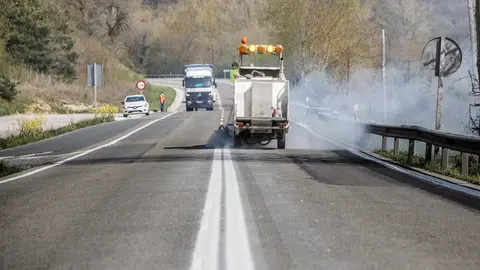 Pintado de la doble línea continua en la N-121-A. GOBIERNO DE NAVARRA