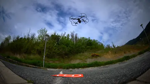 La Policía Foral vigila los cielos con drones para que ningun ciudadano se salte el estado de alerta durante la crisis del coronavirus. MIGUEL OSÉS